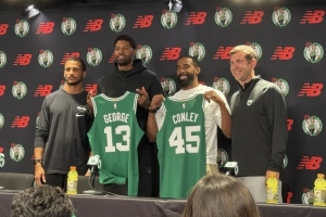 绿军新援正式亮相！保罗·乔治&康利手持13号和45号球衣合影